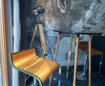 krzesło przy stoliku
